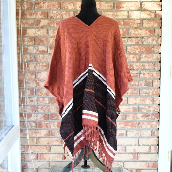 TREASURE Bond Poncho - Picture 5 of 7
